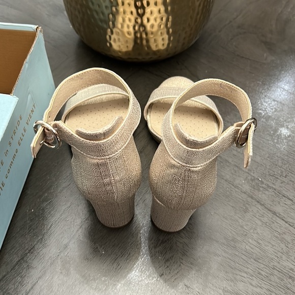 LIFESTRIDE Averly City Sandals (WIDE) - Picture 10 of 14